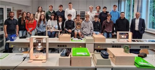 Ein Termin mit viel Wow: Die Schüler des Sebastian-Finsterwalder-Gymnasiums zeigten dem Vorstandsvorsitzenden der Sparkasse Rosenheim-Bad Aibling, Karl Göpfert (rechts), einige Versuche, die mit dem Klimakoffer gemacht werden können. Er war selbst einmal Schüler an der dortigen Schule. Foto  re