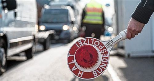 Eine nächtliche Grenzkontrolle der Polizei stoppt die illegale Einreise von fünf türkischen Migranten.Foto re