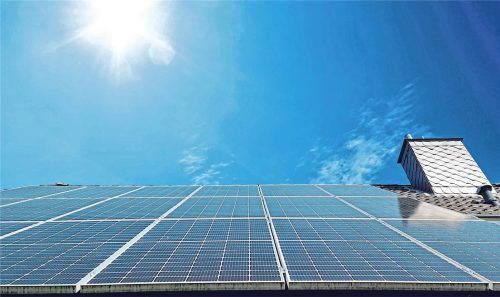 Eine Photovoltaikanlage wird in der Regel mit einem Batteriespeicher ergänzt. Nicht für jeden Haushalt bedeutet das aber eine Ersparnis, darauf weist die Verbraucherzentrale hin.Foto  IMAGO/CHROMORANGE