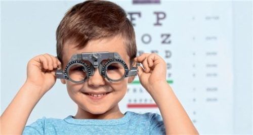 Eine regelmäßige Überprüfung der Sehstärke ist besonders im Kindesalter wichtig, wenn sich das Auge noch im Wachstum befindet. Foto New Africa/stock.adobe.com/akz-o