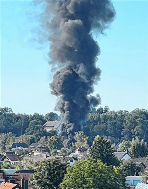 Eine riesige Rauchwolke über Rosenheim sorgte gestern Nachmittag für Aufregung. Foto Privat