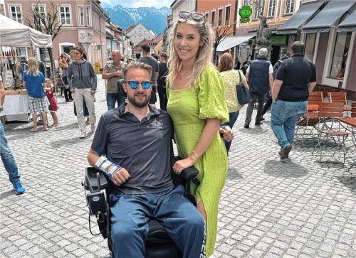 Einfach mal raus aus der Klinik: Mike Glemser bei einem Kurzausflug mit Freundin Lara Lindmayer in der Fußgängerzone in Murnau.Foto Privat
