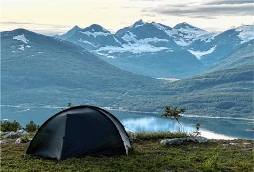 Einsame Nächte an klaren Seen und verschneiten Bergen im eigenen Zelt gehören zum Abenteuer.