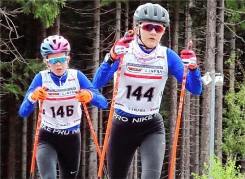 Emilia Borschart (vorne) im Zweikampf mit Antonia Seidl. Foto Jens Nowusch