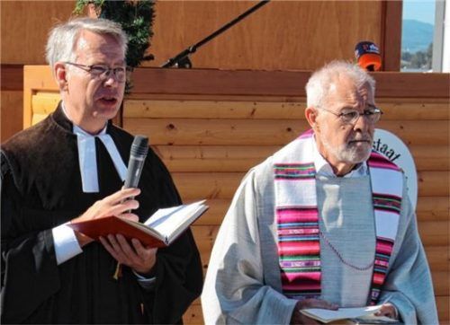 Erteilten der Brücke den Segen: Pfarrer Dr. Bernd Rother und Sebastian Heindl.
