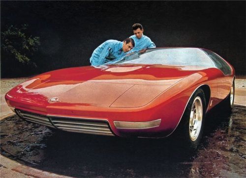 Fiberglas-Karosserie, eine teilweise abnehmbare Glaskuppel anstelle von Türen, 15-Zoll-Leichtmetallrädern, verstellbare Lenksäule, frei aufgehängter Instrumententräger, einstellbare Pedale und eine Mittelkonsole mit Telefonattrappe: das IAA-Konzeptfahrzeug Opel CD von 1969.Foto  Autoren-Union Mobilität/Opel