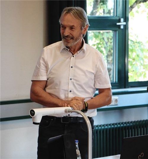 Franz Ertl, Leiter des Bildungszentrums, eröffnete den Zimmerermeisterkurs.