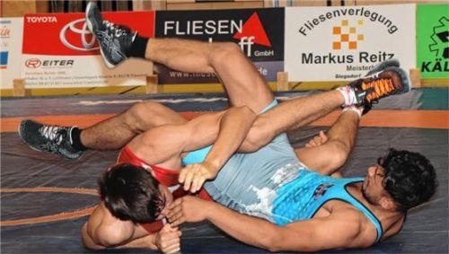 Freistilspezialist Luca Zeiser (rotes Trikot) war beim letzten Aufeinandertreffen der beiden Mannschaften ein Punktegarant für den TVT.Foto Andreas Wittenzellner