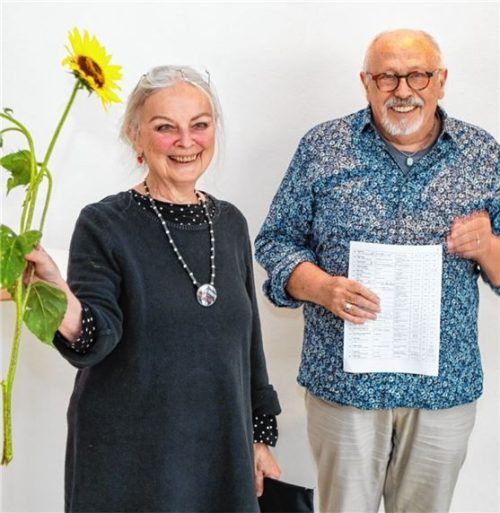 Freudestrahlend nahm Maura Hagen zum Ende der Jahresausstellung des Kunstvereins Traunstein im Kulturforum aus den Händen von Vorsitzendem Herbert Stahl den von den Besuchern vergebenen Publikumspreis entgegen. Foto effner