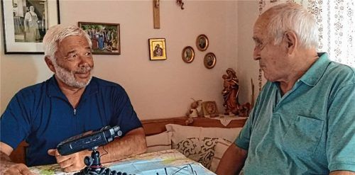 Für Aufnahmen der Ortsnamen aus dem Gemeindegebiet trafen sich Werner Kränzlein (links) und Breitbrunns Dorfarchivar Franz Burghardt. Foto  Wastl
