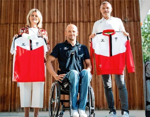 Für den nächsten Transport in die Ukraine erhielt die „A4U“ aus Österreich 800 Kleidungsstücke der vergangenen beiden Paralympics von Tokio und Peking. Eine Herzensangelegenheit ist diese Hilfe für (von links) ÖPC-Generalsekretärin Petra Huber, Silbermedaillengewinner Florian Brungraber und Erima-Chef Michael Klimitsch.Foto  ÖPC/Diener