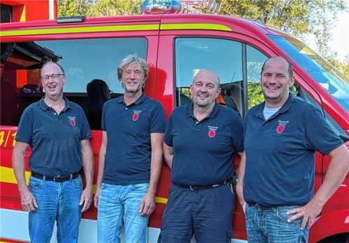 Für den Neuen haben sie sich einen Tag Urlaub genommen: (von links) Kommandant Josef Hofmann, Hans Hirzinger, Sepp Feuersinger und Zweiter Kommandant Ernst Langer haben am Montag den neuen Mannschaftstransportwagen im 350 Kilometer entfernten Flehingen abgeholt.