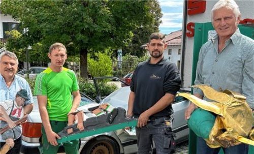 Für den neuen Maibaum wurde ein Spendenaufruf gestartet: (von links) Dritter Bürgermeister Gerhard Eder, Burschenvorsitzender Paul Stettner, Zweiter Bürgermeister Hans Plank und der Trachtenvereinsvorsitzende Siegfried Hundhammer mit den kläglichen Resten des alten Maibaums. Foto künzner-hingerl