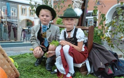 Fuhren auf einem Motivwagen mit: der sechsjährige Seppi Steingraber und seine Schwester Johanna (8).