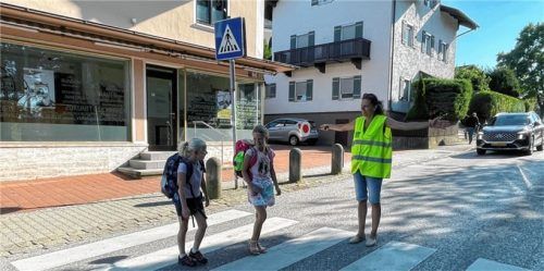 Gabi Dalzio ist Schulweghelferin in Bernau. Sie hilft Schülern, dass sie sicher zu Fuß in die Schule kommen. Allerdings weiß sie auch, dass es schwer ist, neue Ehrenamtliche zu finden. Foto Hinmüller