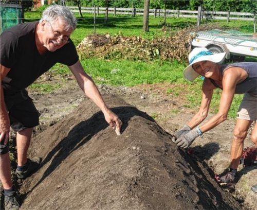 Gartler bei der Arbeit: Erwin Kiefer und Gisela Schreiner von der „Humanen Landwirtschaft“ bauen gesundes Gemüse in Rosenheim an.Foto wunsam