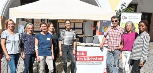 Gegen die Kürzung im Bundeshaushalt sprechen sich (von links) Barbara Gosolits, Susanne Weber, Ines Almanstötter, Lisa Tuma, Müjgan Celebi, Ricardo Witthinrich-Rogerio, Ute Kundmüller und Estelle Allali aus.Foto Schlecker
