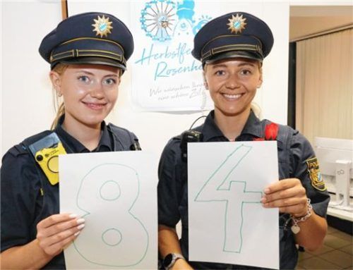 Gegen Mitternacht entstand am letzten Wiesnsonntag dieses Foto mit der Zahl 84 entsprechend der Wiesn-Verbote. Die Nummer 8 ist die Polizeiobermeisterin Christina Möbius und die Nummer 4 ist die Polizeiobermeisterin Louisa Meßmer. Foto Stuffer
