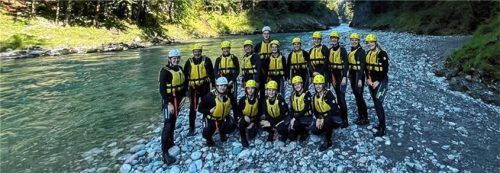 Gemeinsam in einem Boot bei einer Rafting-Tour mit ihren Ausbildern starteten die neuen Azubis der Anita Dr. Helbig GmbH in Brannenburg ins Berufsleben.