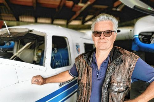 Georg Vogl, Leiter der zentralen Einsatzstelle für die Hagelabwehr im Raum Rosenheim, Geschäftsführer des Hagelforschungsvereins und Einsatzpilot. Hier steht er vor einer der beiden Flugzeuge, die nach damaligen Regionalpolitikerinnen benannt wurden. Hannelore und Käthi. Foto angenwalter