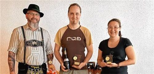 Gesamtsieger Felix Eberle (Mitte) mit dem Vorsitzenden Michael Beutl und Organisatorin Daniela Leurich. Fotos re