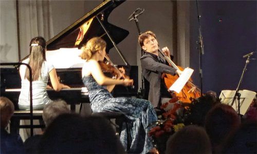 Glänzten mit fein konturiertem Zusammenspiel: Hisako Kawamura (Klavier), Vilde Frang (Violine) und Maximilian Hornung (Cello).Foto füchtner