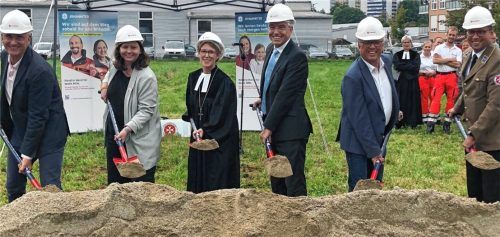 Griffen symbolisch zum Spaten und gaben den Startschuss für den Neubau der Johanniter: (von links) Architekt Dr. Christoph Augustin, die Leiterin der Spendenkampagne, Susanne Meierhofer, Dekanin Dagmar Häfner-Becker, Landrat Otto Lederer, Bürgermeister Michael Kölbl und Boris Cramer, Vorstand bei den Johannitern im Regionalverband München. Foto Duczek