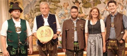 Große Freude bei der Preisverleihung: (von links) Zweiter Schützenmeister Sebastian Mayr, „Bester Schütze“ Dieter Pasler, Vorsitzender Alexander Kustermann, die Zweitplatzierte und der Drittplatzierte in der Einzelwertung, Sandra Dengler-Pemsel und Georg Steer.Foto re