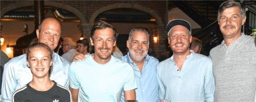 Gut gelaunt nach der Premiere (von links): Florian Hochhäuser, Ex-Radprofi Marcus Burghardt, Michael Hartinger, einer der drei Hauptsponsoren des Films, Florian Lerche und Markus Wallner. Fotos Hans-Jürgen Ziegler