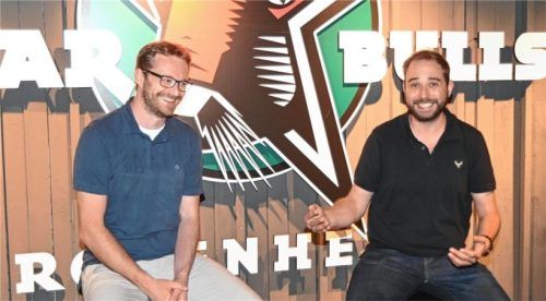 Gut gelaunt und froh über den DEL2-Aufstieg: Christian Hötzendorfer (links) und Marcus Thaller beim großen Interview mit den OVB-Heimatzeitungen. Foto Hans-Jürgen Ziegler