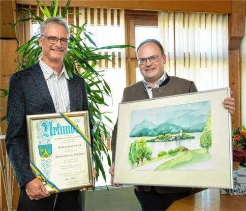 Helmut Rosenwink (links) erhält eine Urkunde für seinen Dienst von Bürgermeister Andreas Friedrich.Foto berger
