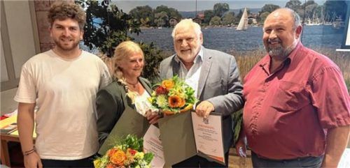 Herausragendes Engagement für den Nachwuchssport: Die langjährigen Vorstandsmitglieder Iris Brauer und Werner Berger wurden vom BSJ-Kreisvorsitzenden Jonah Werner (links) und Bezirksjugendleiter Philipp Weißenbacher (rechts) mit der Silbernen Ehrennadel der Bayerischen Sportjugend ausgezeichnet.Foto re