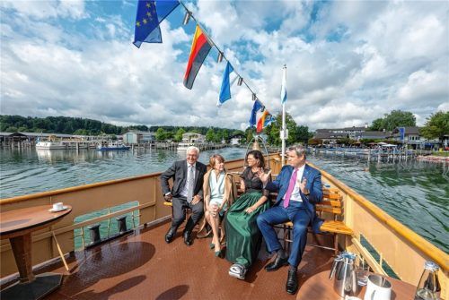 Hoher Besuch: Bundespräsident Frank-Walter Steinmeier (links) und seine Frau Elke Büdenbender, LandtagspräsidentinIlse Aigner und Ministerpräsident Markus Söder (CSU) nahmen am Festakt anlässlich des 75. Jahrestags des Verfassungskonvents auf der Insel Herrenchiemsee teil (wir berichteten). Unser Bild zeigt die Überfahrt.Fotos DPA