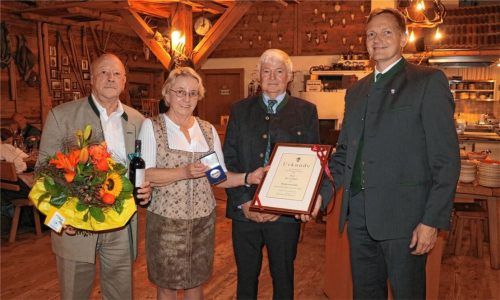 Ilse Goßner erhielt bei einer Feierstunde in der Schlossbergalm die Bürgermedaille der Gemeinde Aschau aus der Hand von Bürgermeister Simon Frank. Von links: Richard Goßner, Ilse Goßner, der Laudator Altbürgermeister Kaspar Öttl und Bürgermeister Simon FrankFoto Rehberg