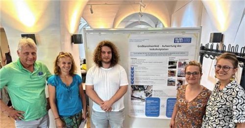Im Rahmen des Projekts Kommunale Landesentwicklung an der TU München haben die Studierenden Leon Magerl (Mitte), Julia Dörrer (2.v.r.) und Anna Behrens (rechts) Ideen für den Volksfestplatz in Großkarolinenfeld entwickelt und sie Bürgermeister Bernd Fessler (links) sowie LAG-Projektleiterin Gwendolin Dettweiler vorgestellt. Foto Gemeinde Großkarolinenfeld