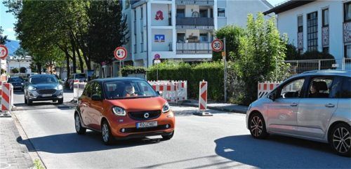 In der Happinger Straße wurde die Einbahnregelung durch das Verkehrszeichen „Vorrang des Gegenverkehrs“ ersetzt. Foto Peter Schlecker