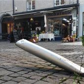 Fahnenstange in Rosenheimer Fußgängerzone abgeknickt