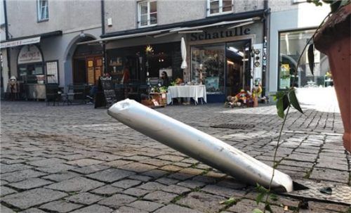 In der Rosenheimer Fußgängerzone, in der Nähe des Mittertors, wurde eine Fahnenstange beschädigt. Foto  Wildauer