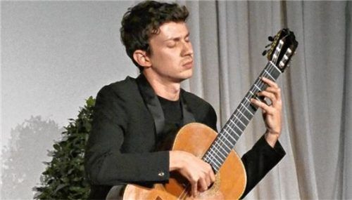 In die Herzen seiner zahlreichen Zuhörer spielte sich der junge französisch-spanische Gitarrist Thibaut Garcia bei seinem Gastspiel in Traunstein. Foto müller