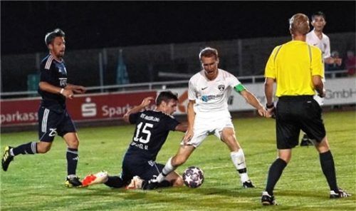 In dieser Szene geht Raublings Valentin Schöffel vor SG-Akteur Matthias Vital in die Knie.Foto Walter Semerad