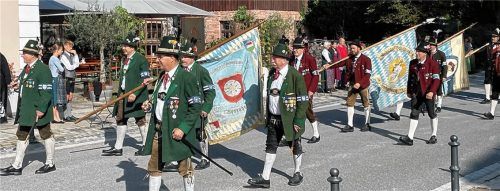In einem langen Festzug zogen Vertreter der Gebirgsschützenkompanie Hofmark Söllhuben, deren Partnerkompanie aus Pfalzen (Südtirol), Gemeinderäte und Ortsvereine aus Riedering, Vertreter der Patenkompanie der Gebirgsschützen aus Bad Endorf, Aschau, Bernau und vielen anderen Gemeinden quer durch den Ort.Foto kirchner