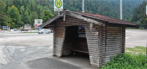 In Seegatterl in der Nähe der Mautstelle steht bereits ein Bushäuschen. Nach dem Beschluss des Gemeinderats sollen im kommenden Jahr an weiteren Standorten im Gemeindegebiet mehr davon errichtet werden. Foto Hauser