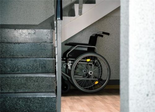 In zahlreichen Wohnungen in der Stadt gibt es keine Aufzüge. Das stellt vor allem Senioren und Menschen mit Behinderung vor Herausforderungen. Foto Arno Burgi