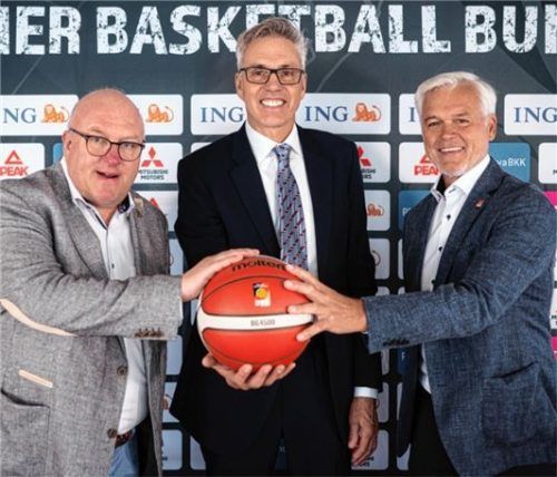 Ingo Weiss (links), Präsident des Deutschen Basketball Bunds und der gebürtige Rosenheimer Armin Andres (rechts), Vizepräsident, bei der Vorstellung des neuen Trainers Gordon Herbert, der Deutschland zum WM-Titel führte.Foto dpa-Bildfunk