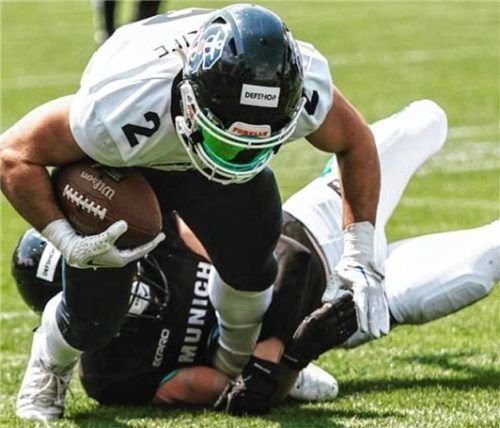 Jonas Gürntke stoppt den Lauf des Runningbacks Ali Khalife (vorne) von den Milano Seamen.Foto Steve Bunkahle