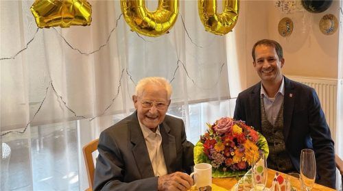 Josef Hofmann bekam zum 100. Geburtstag von Oberbürgermeister Andreas März einen Blumenstrauß. Foto Baumeister