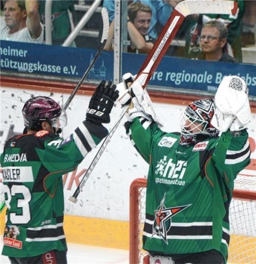 Jubel nach dem ersten Sieg bei Hagen Kaisler (links) und Goalie Tomas Pöpperle.Foto Franz Ruprecht