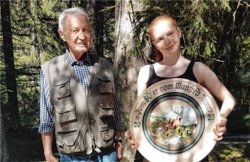 Jubilar Manfred Renner und Gewinnerin Lea Zolke.Foto re