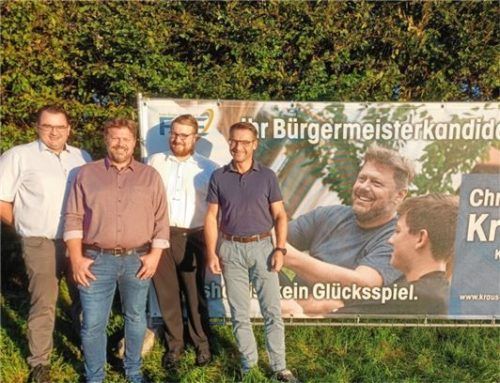 Kajetan Huber (Vorsitzender FBE), Bürgermeisterkandidat Christoph Kraus und die beiden FBE-Gemeinderäte Florian Erb und Markus Löw (von links).Foto re