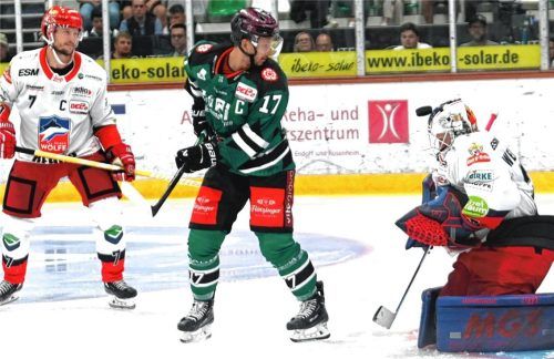 Kapitän Dominik Daxlberger fälschte den Puck ab, der auf der Maske von Selbs Torhüter landete. Foto Hans-Jürgen Ziegler